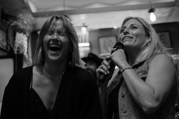 Femmes en soirée karaoké