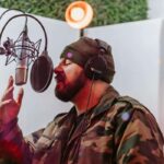 Homme qui chante avec voix grave