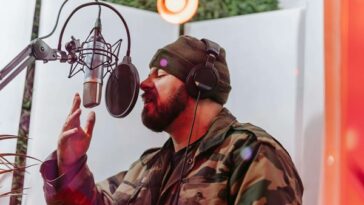 Homme qui chante avec voix grave