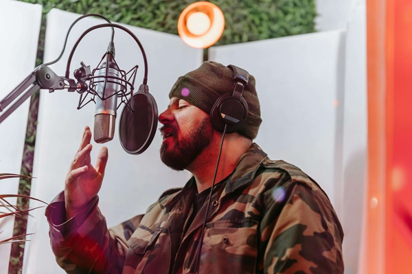 Homme qui chante avec voix grave