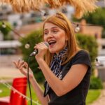 Femme qui chante aigü