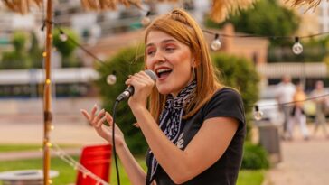 Femme qui chante aigü