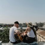 couple chantant en amoureux