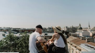 couple chantant en amoureux