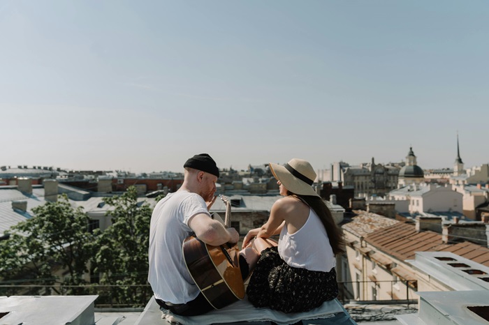 couple chantant en amoureux