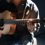 Personne avec guitare