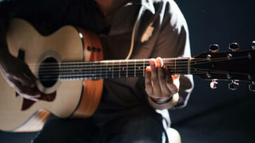 Personne avec guitare