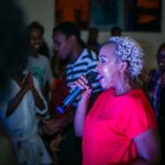 femme qui chante en karaoké