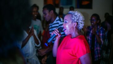 femme qui chante en karaoké