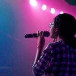 Personne timide chantant au karaoke