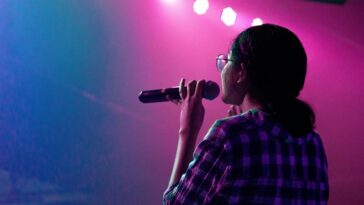 Personne timide chantant au karaoke