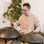 Homme jouant du tongue drum