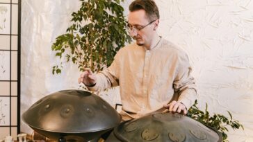 Homme jouant du tongue drum