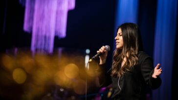 femme qui chante