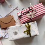 Cadeaux emballés dans du papier rayé rouge et blanc et du papier à flocons, avec rubans