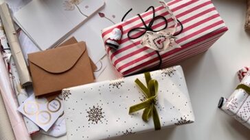 Cadeaux emballés dans du papier rayé rouge et blanc et du papier à flocons, avec rubans