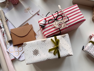 Cadeaux emballés dans du papier rayé rouge et blanc et du papier à flocons, avec rubans